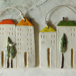 Kamienice  z kolorowymi daszkami