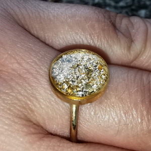 Złoty pierścionek z metalu i żywicy