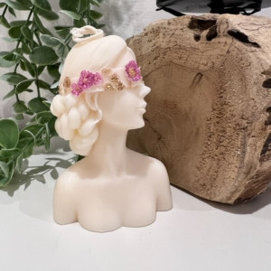 Świeca sojowa kobieta kwiaty we włosach