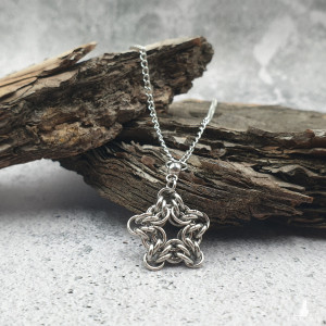 Wisiorek chainmaille - stalowa gwiazda 2