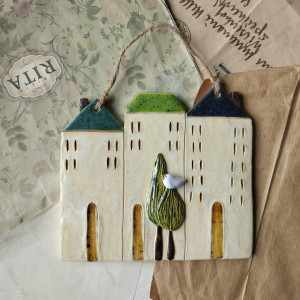 Jasna kamienica z 2 drzewkami