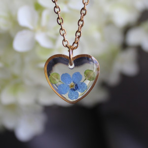 złota zawieszka złoty wisiorek naszyjnik żywica z żywicy kwiaty z kwiatami serce serduszko niezapominajki niezapominajka z niezapominajką