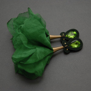 zielone kolczyki lub klipsy sutasz z kwiatkami