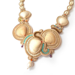 NASZYJNIK z muszelkami i perłą