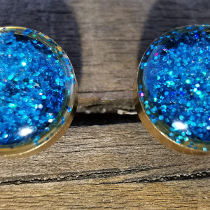 Niebieskie kolczyki niebieskie wkrętki z żywicy okrągłe kolczyki