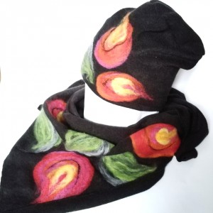 komplet wełniany czarny kwiaty kolorowe