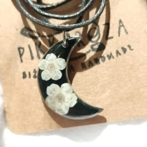 Zawieszka księżyc w żywicy kwiatki niezapominajki polne kwiaty