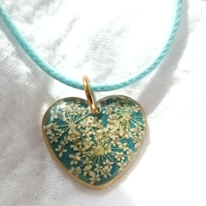 Serduszko dzika marchew zielone serce naszyjnik żywica