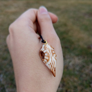 naszyjnik czaszka ptaka recznie rzezbiony, idealny na prezent