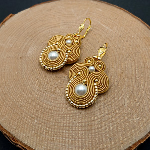 ZŁOTO-KREMOWE WISZĄCE KOLCZYKI SUTASZ