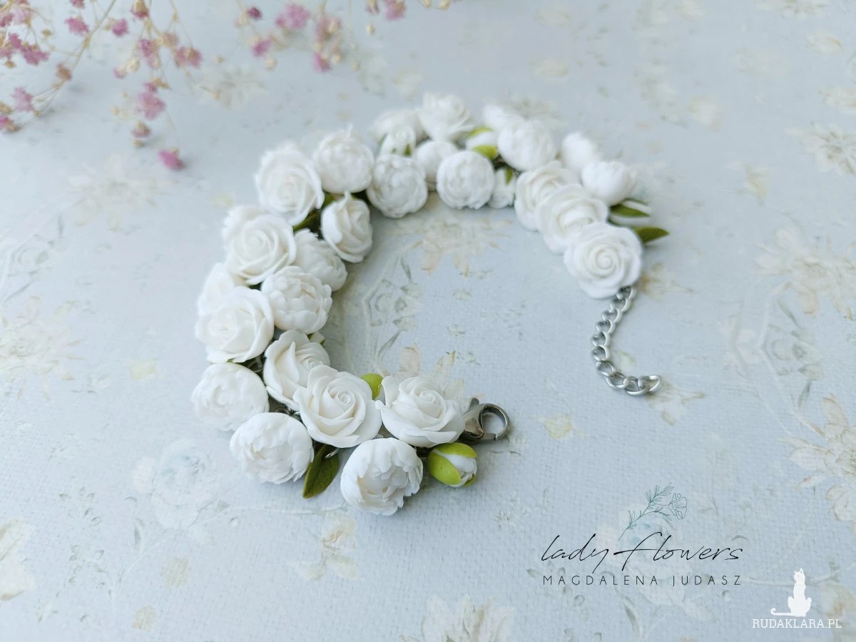 Bransoletka z białymi kwiatami