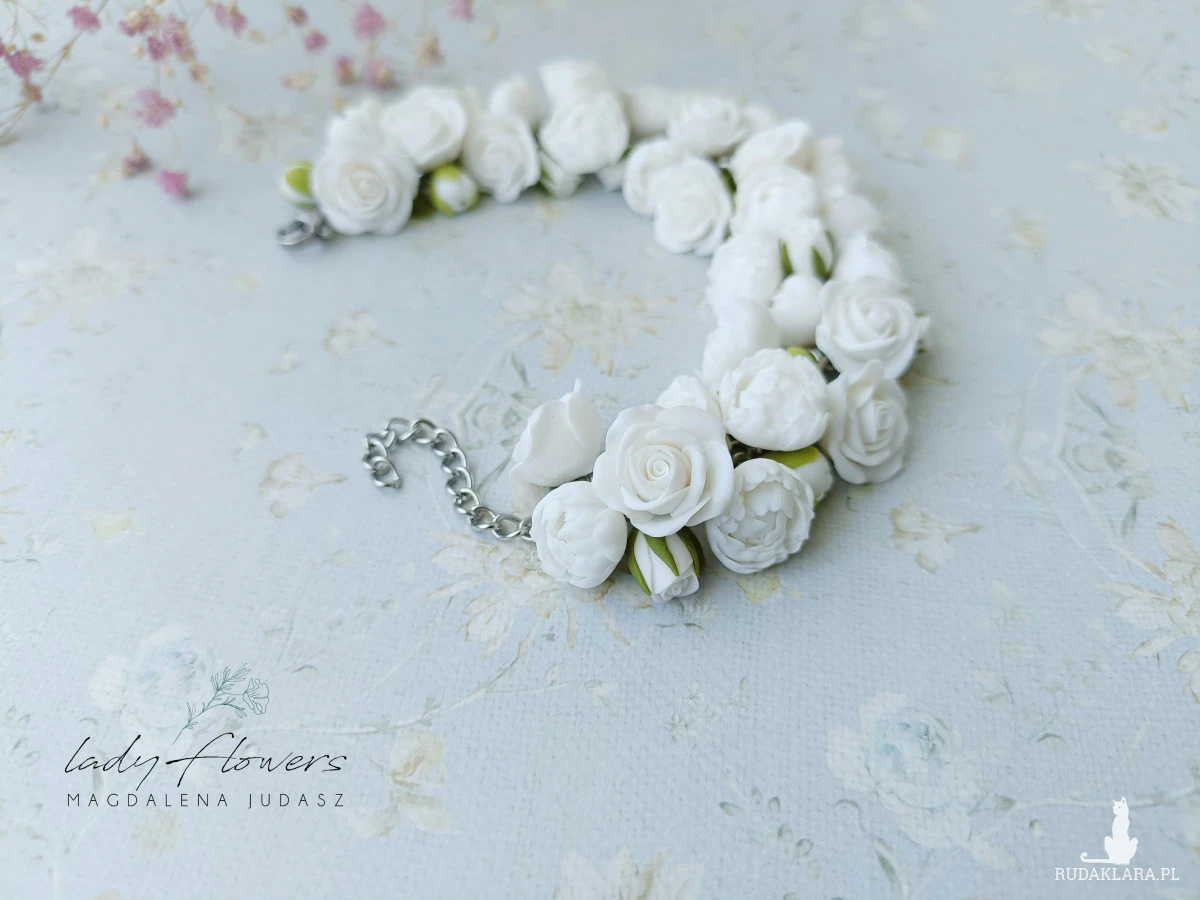 Bransoletka z białymi kwiatami