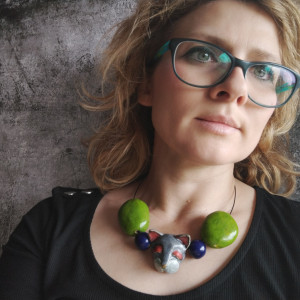 Naszyjnik z szarym kotem