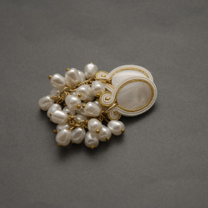 białe kolczyki lub klipsy sutasz z masą perłową