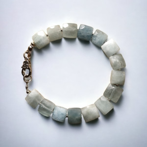 Ciekawa bransoletka z Akwamarynów