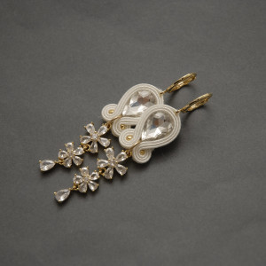 białe kolczyki lub klipsy sutasz