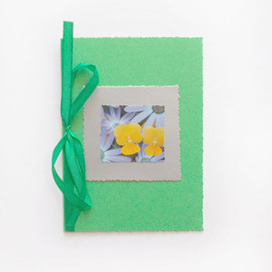 zielona kartka z kwiatami, kartka na różne okazje, kartka bez życzeń, fajne kartki okolicznościowe