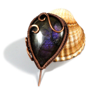 Labradoryt, Miedziana broszka z labradorytem fioletowym, prezent dla niej, prezent dla mamy, prezent urodzinowy niepowtarzalna biżuteria