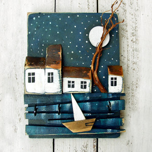 Drewniany wieszaczek na klucze, z domkami i żaglówką