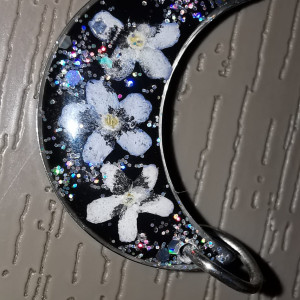 Srebrny wisiorek zawieszka czarny wisiorek kwiat naszyjnik żywica z żywicy kwiaty serce niezapominajki księżyc  niezapominajkami