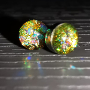 Drobne kolczyki malutkie kolczyki wkrętki z żywicy pomarańczowe kolczyki