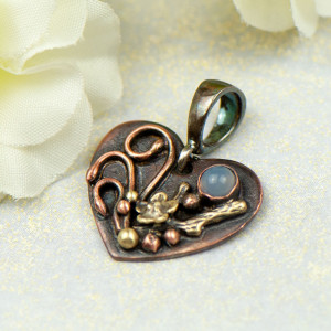 Miedziany wisiorek w kształcie serca z kwarcem c855-5