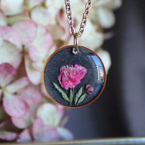 Miłosne Uniesienie Złota zawieszka złoty wisiorek kwiat naszyjnik żywica z żywicy kwiaty różowe kwiaty czarna grafitowa róż