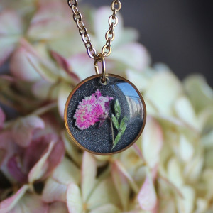 Miłosne Uniesienie Złota zawieszka złoty wisiorek kwiat naszyjnik żywica z żywicy kwiaty różowe kwiaty czarna grafitowa