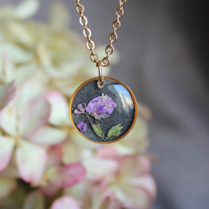 Jagodowy Las Złota zawieszka złoty wisiorek kwiat naszyjnik żywica z żywicy kwiaty fioletowe kwiaty czarna grafitowa