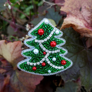 Świąteczna choinka- broszka koralikowa