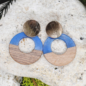 Drewniane wiszące kolczyki z żywicą #93