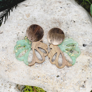 Drewniane wiszące kolczyki z żywicą #99