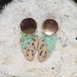 Drewniane wiszące kolczyki z żywicą #100