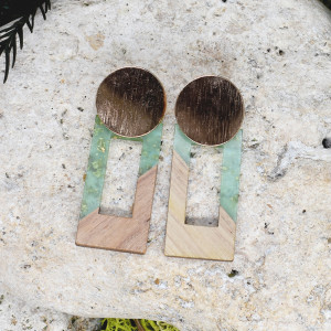 Drewniane wiszące kolczyki z żywicą #101