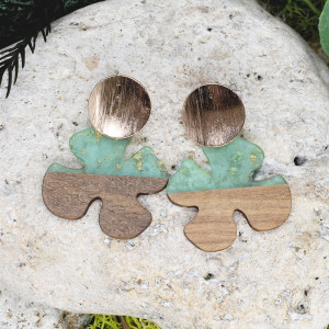 Drewniane wiszące kolczyki z żywicą #102