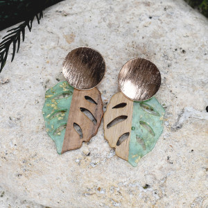Drewniane wiszące kolczyki z żywicą #106