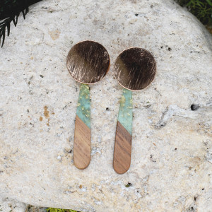 Drewniane wiszące kolczyki z żywicą #107