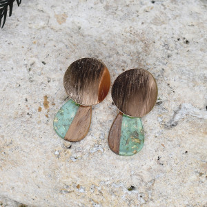 Drewniane wiszące kolczyki z żywicą #108