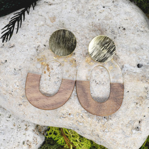 Drewniane wiszące kolczyki z żywicą #109