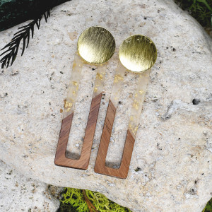 Drewniane wiszące kolczyki z żywicą #110