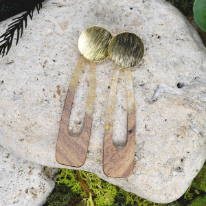 Drewniane wiszące kolczyki z żywicą #111