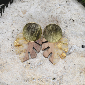 Drewniane wiszące kolczyki z żywicą #113