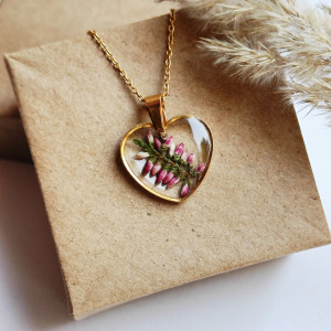 Wisiorek z żywicy serce z zatopionymi kwiatami wrzosa