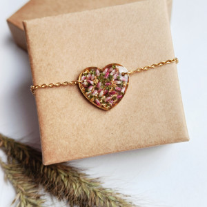 Bransoletka serduszko z żywicy z kwiatami wrzosa