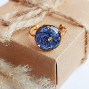 Pierścionek z żywicy z suszonymi kwiatami płatki chabra