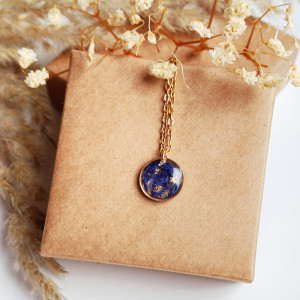 Wisiorek z żywicy z suszonymi kwiatami płatki chabra