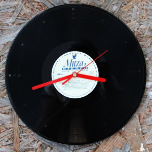 Niebanalny zegar z płyty winylowej, czerwone wskazówki, cichy mechanizm