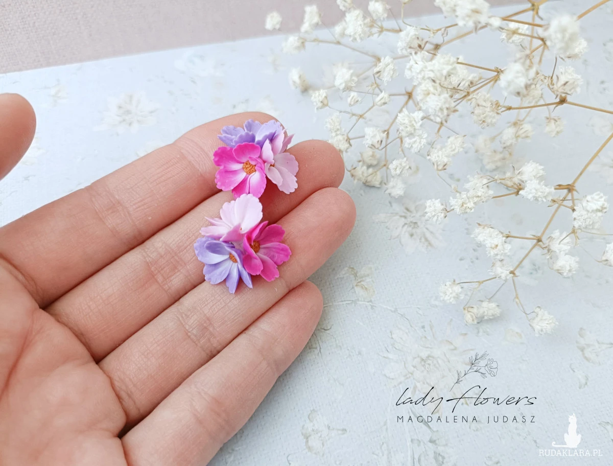 Kolczyki z kwiatami kosmosu