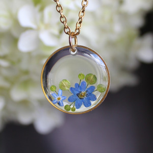 Złota zawieszka złoty wisiorek kwiat naszyjnik żywica z żywicy kwiaty niezapominajki niezapominajkami