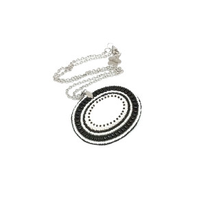 Wisior czarno-biały ze skolecytem Audrey